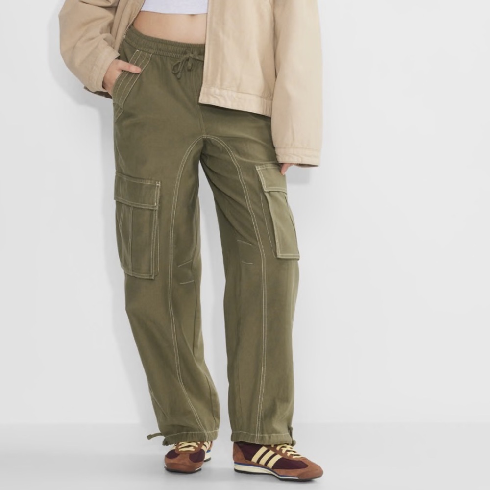 Aritzia TNA color Gd Army Green/Birch Roscoe Cargo Pant